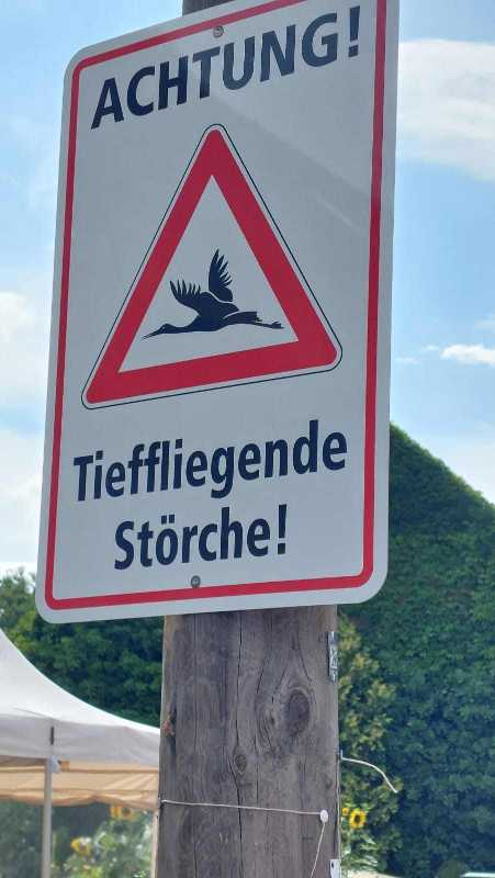Solche Warnschilder stellen sie in Linum auf